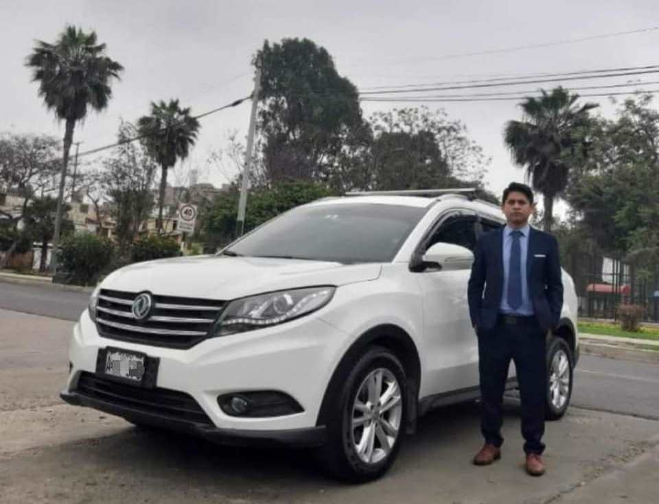 Servicios taxi van en Lima - Interior de van ejecutiva con asientos de cuero