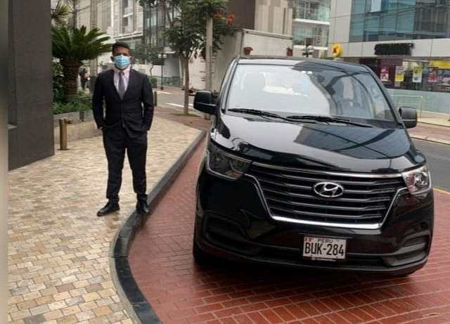 Servicios taxi van en Lima - Van moderna en zona de llegadas